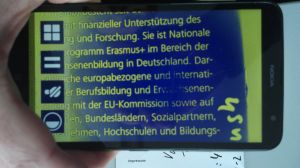 Lumia 1320 vergrößert Faltblatt-Text im Kontrastmodus (gelb auf blau)